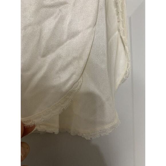 Vintage Half Slip Lace Trim High Side Slit Size Medium 23.5 Length 100% Nylon - Picture 3 of 7